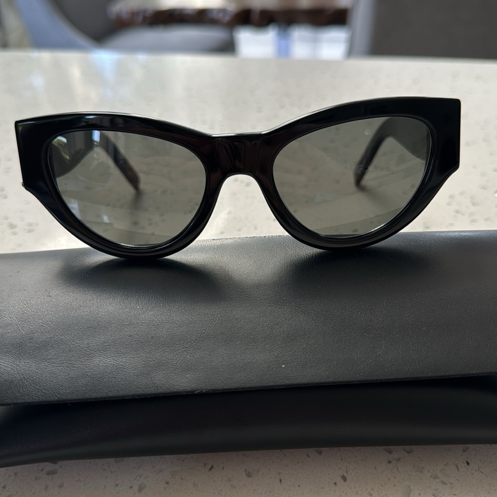 Saint Laurent cat eye sunnies 😎 - Picture 3 of 6
